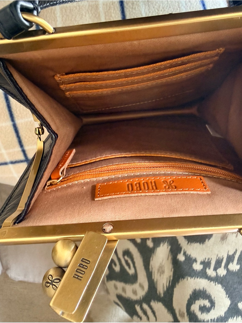 HOBO Classic Black Leather Crossbody Bag with Kiss-Lock Frame - Picture 5 of 8